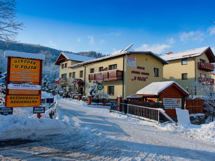 Pensjonat od strony wjazdu zimą